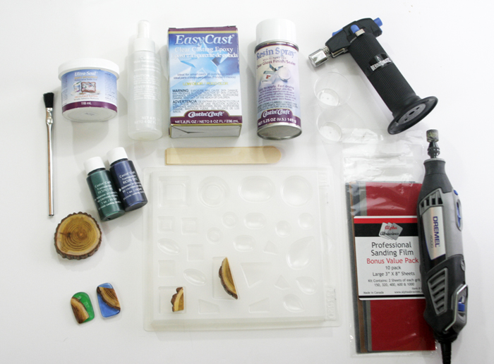 кулон из древесной смолы - необходимая фотография