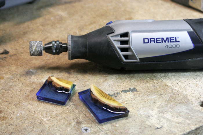 кулон из древесной смолы - готовый к песку и форме