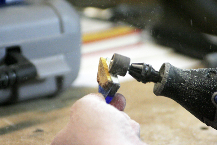 кулон из древесной смолы - шлифование смолы и дерева