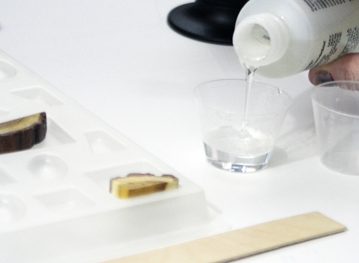 подвеска из древесной смолы - заливка мерной части A смолы