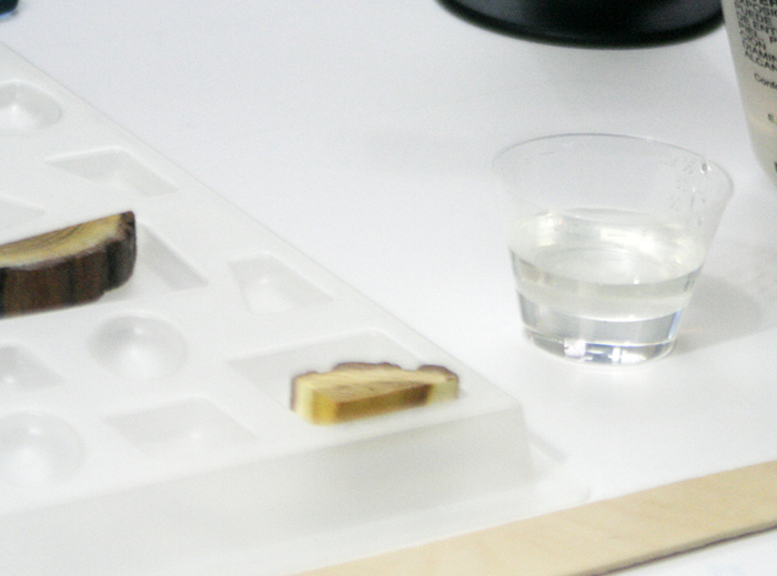 подвеска из древесной смолы - добавление отвердителя части B к части смолы A