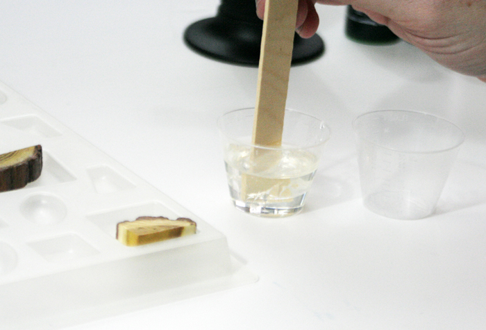 кулон из древесной смолы - перемешивание двух частей