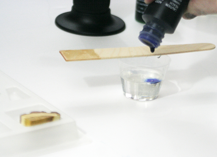 кулон из древесной смолы - добавление прозрачного синего пигмента