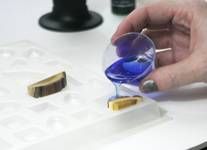 подвеска из дерева и смолы - заливка смолы в формы